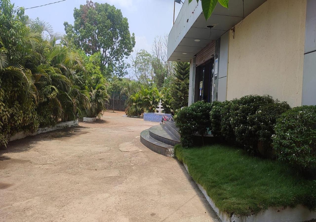 Hotel Metro Palace Resort Karjat Dış mekan fotoğraf